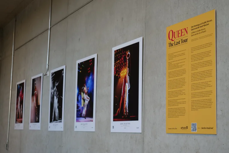 Vista dell'installazione Queen: The Last Tour al Munich Urban Colab, con fotografie di Freddie Mercury e il pannello curatoriale