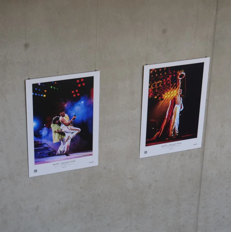 Dettaglio delle fotografie di Queen e Freddie Mercury esposte al Munich Urban Colab