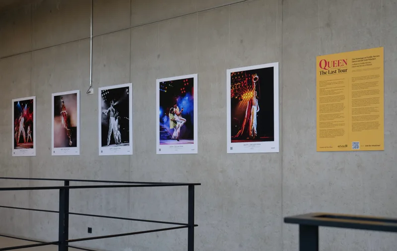 Parete espositiva di Queen: The Last Tour al Munich Urban Colab con la sequenza fotografica dedicata a Freddie Mercury