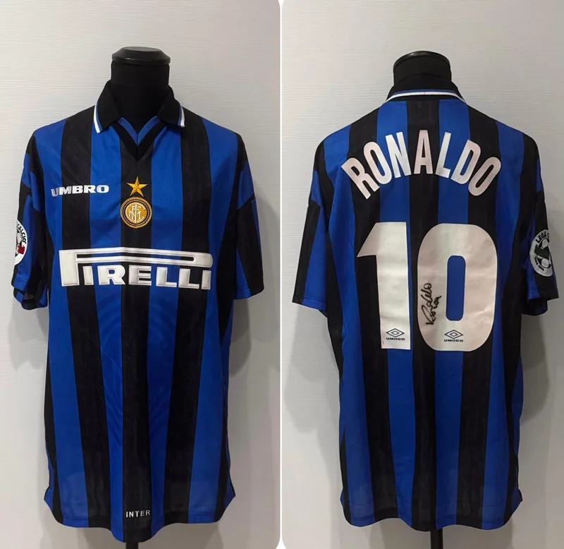 Maglia nerazzurra numero 10 dell’Inter indossata da Ronaldo nella stagione 1997–98, mostrata fronte e retro