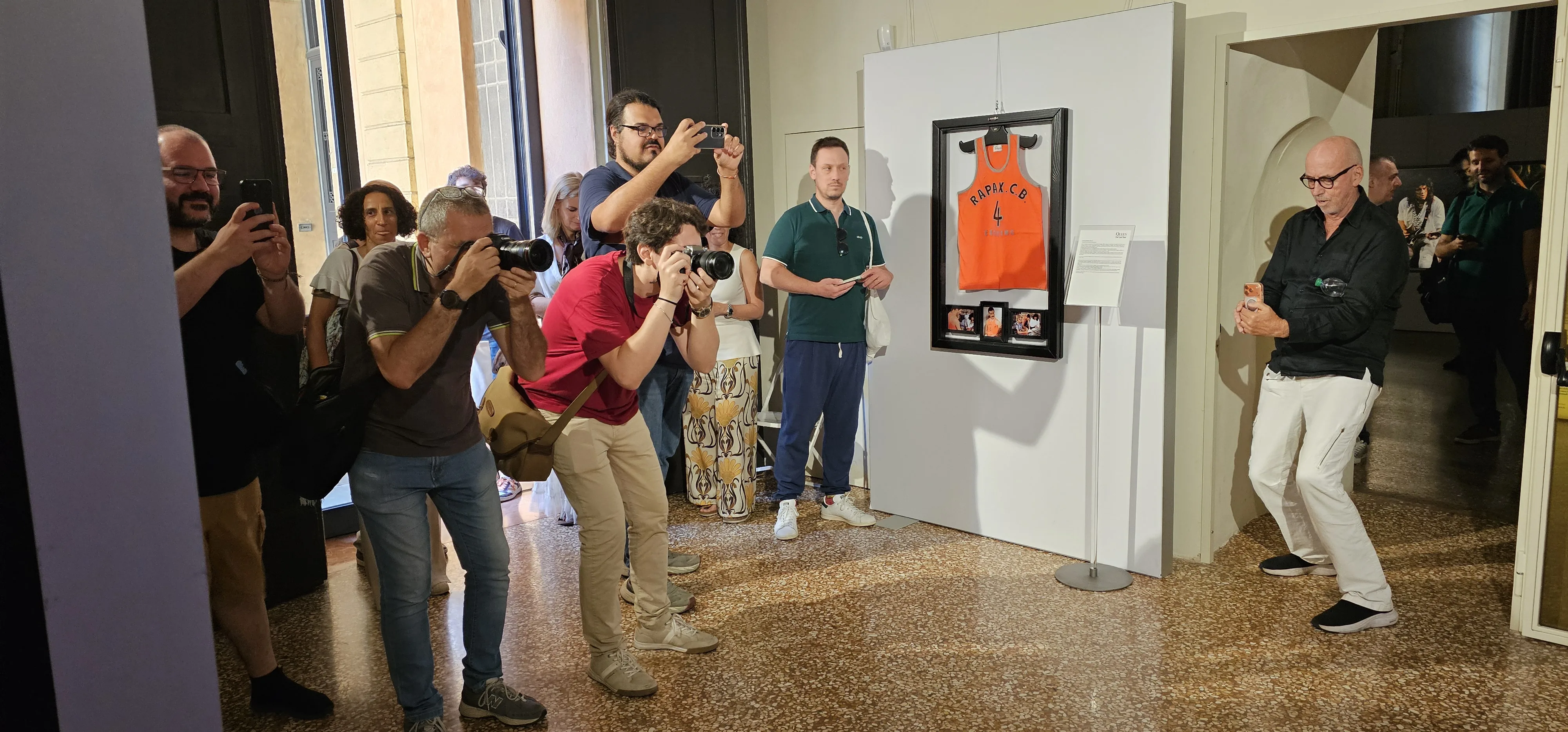 Ospiti e visitatori riuniti nelle sale durante l’apertura della mostra.