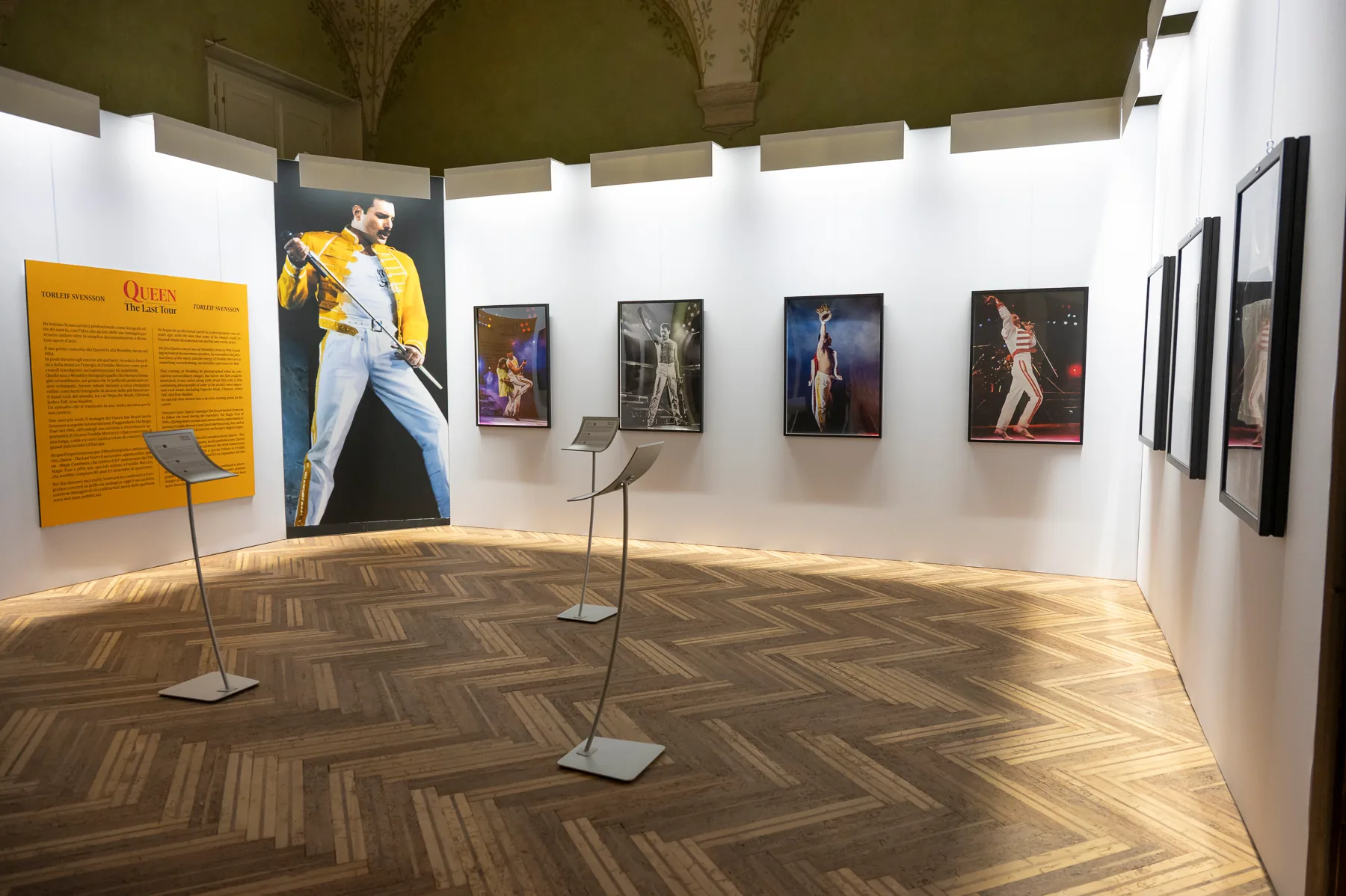 Una delle sale della mostra Queen The Last Tour, con le fotografie di Torleif Svensson dedicate all’ultima tournée dei Queen con la storica formazione al completo.