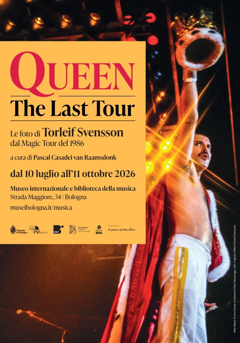 Flyer promozionale della mostra Queen The Last Tour presso Museo Internazionale e Biblioteca della Musica a Bologna dal 10 luglio all'11 ottobre 2026