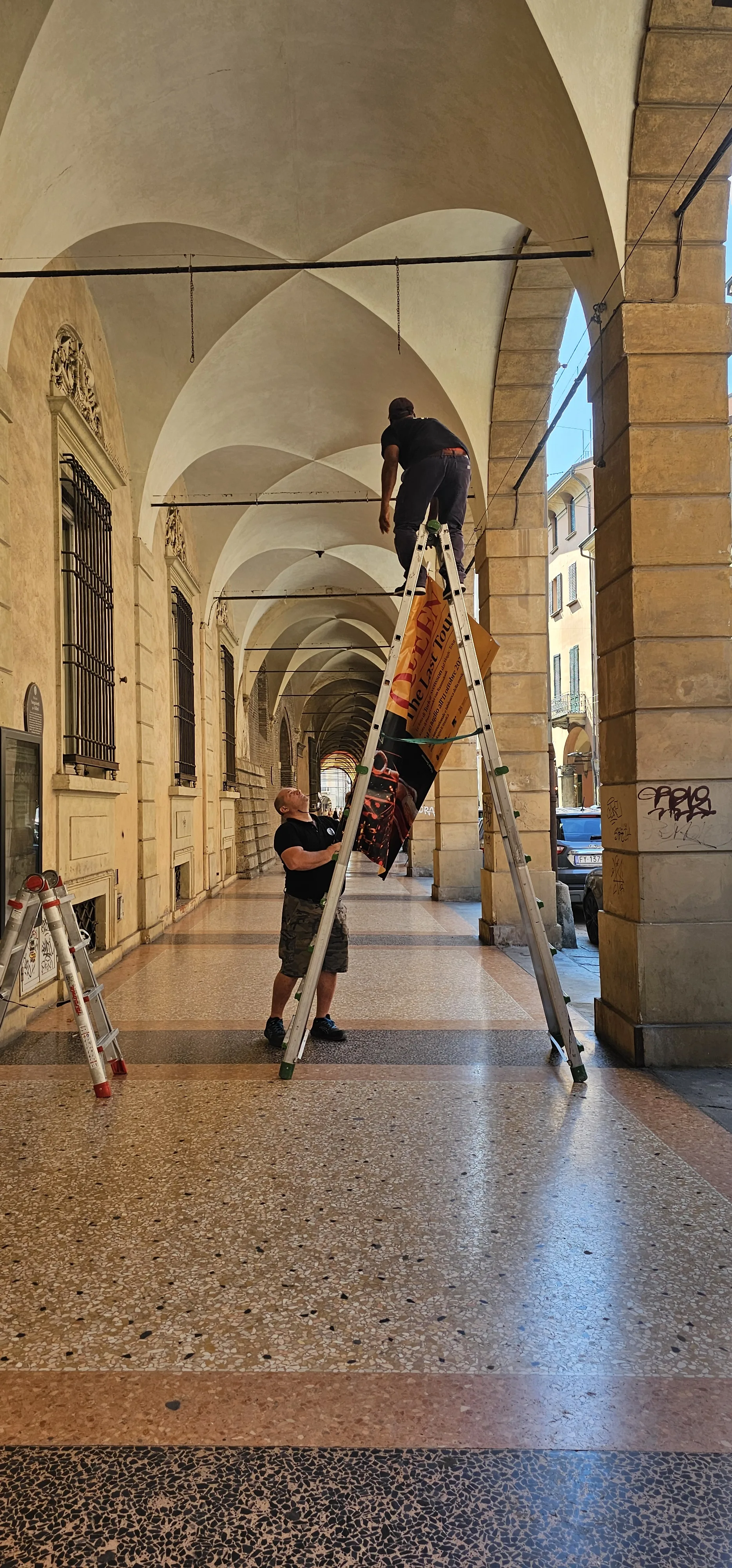 Trasporto delle opere attraverso il portico storico del museo durante l’allestimento.
