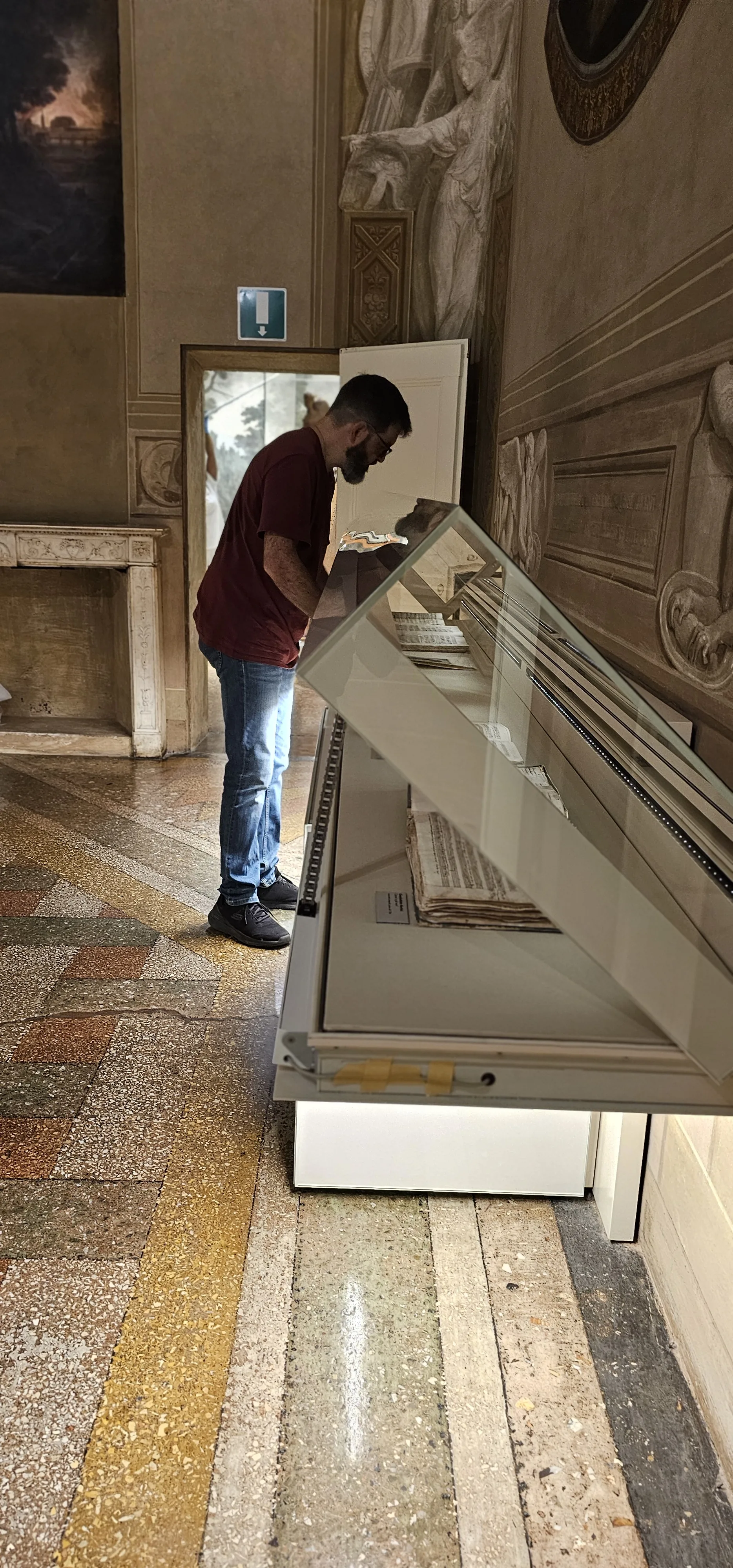 Movimentazione di un’opera incorniciata all’interno degli spazi del museo.
