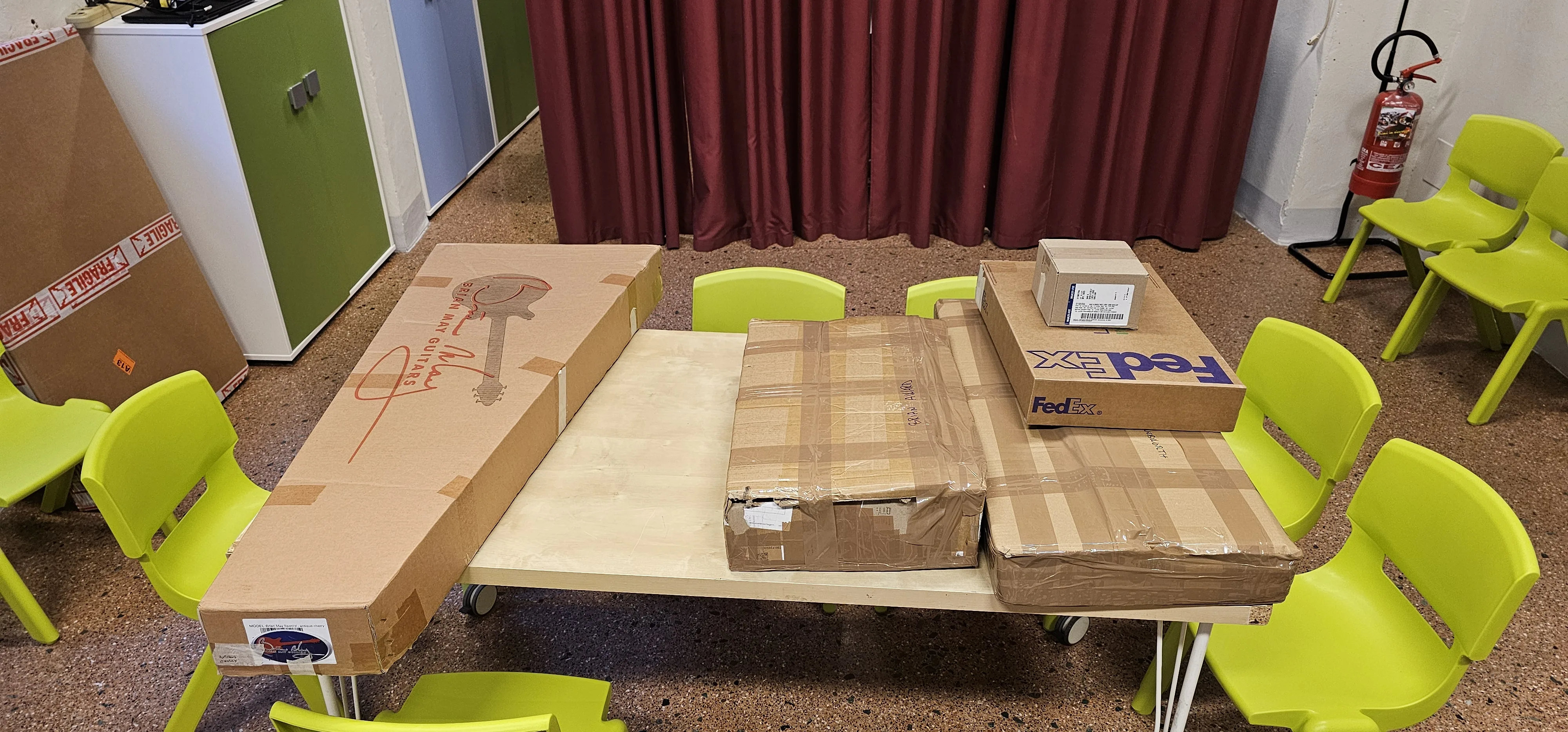Preparazione e imballaggio dei materiali fotografici prima del trasferimento al museo.