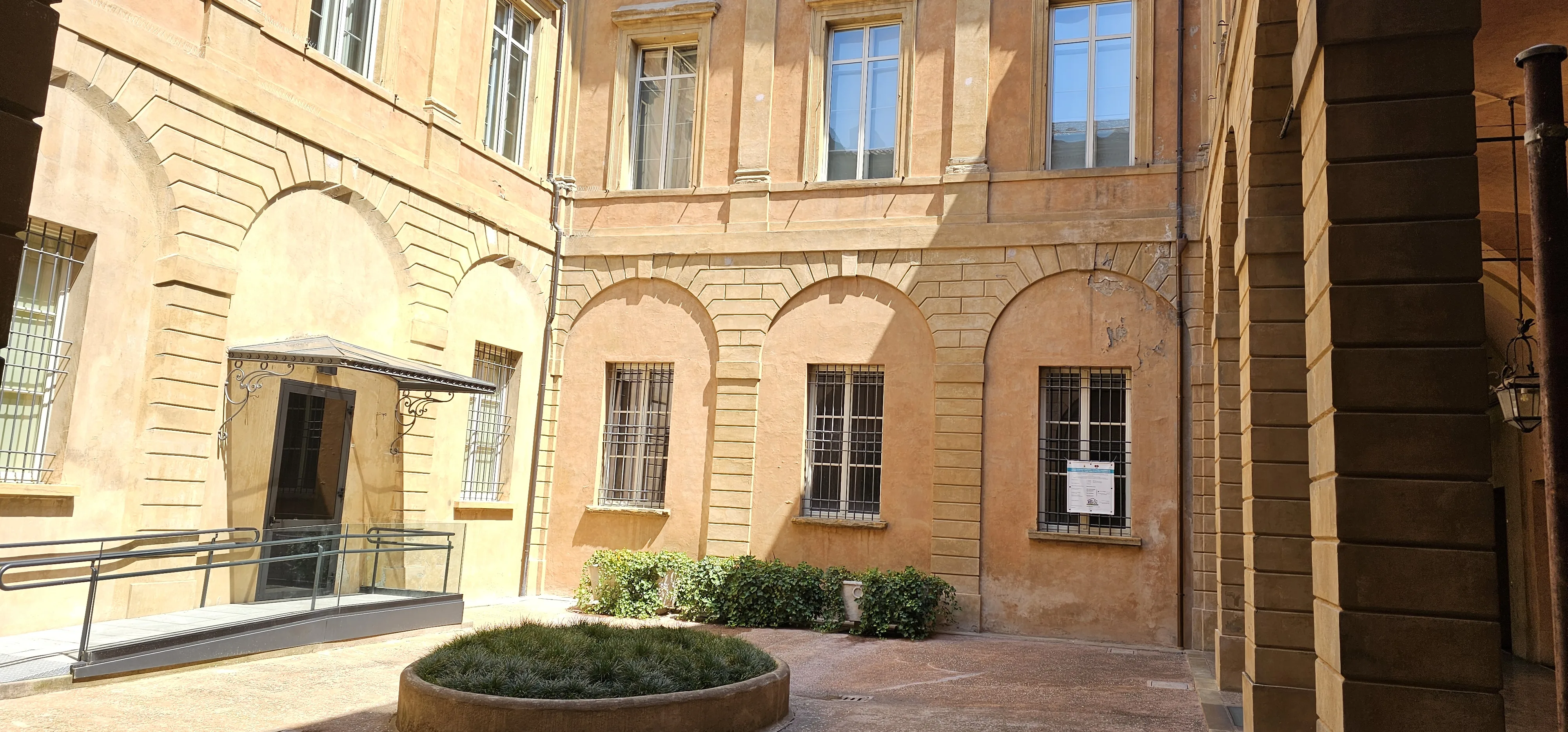 Il cortile interno del Museo internazionale e biblioteca della musica.