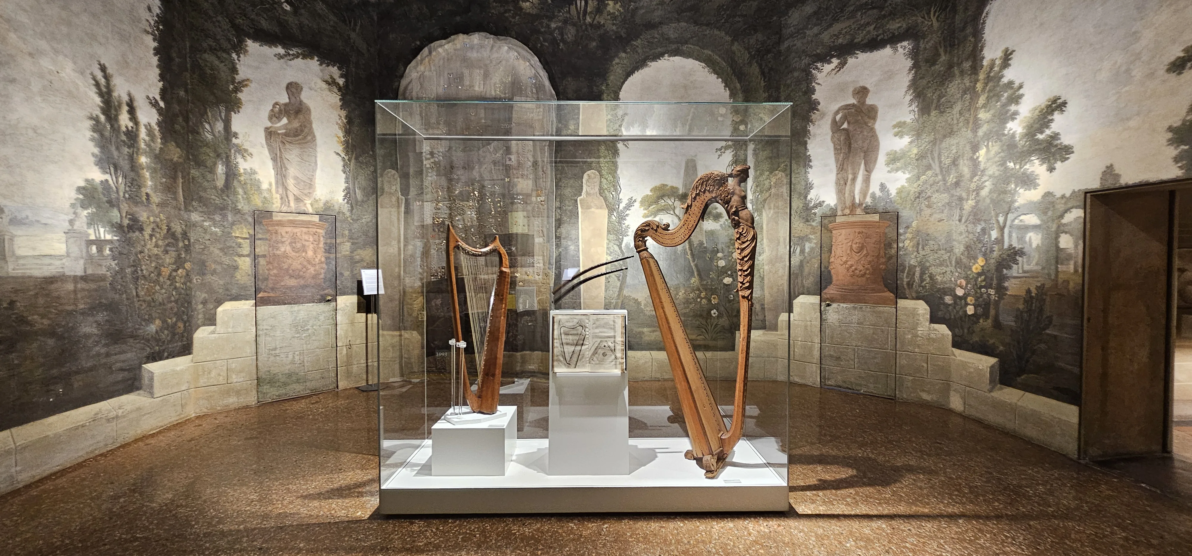 Arpe e strumenti della collezione permanente in una delle sale storiche del museo.