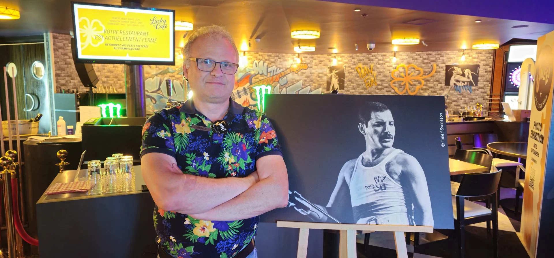 Momento del vernissage di Meet the Legends al Casino Barrière Montreux, nell’area Lucky Bar dedicata ai Queen e a Freddie Mercury