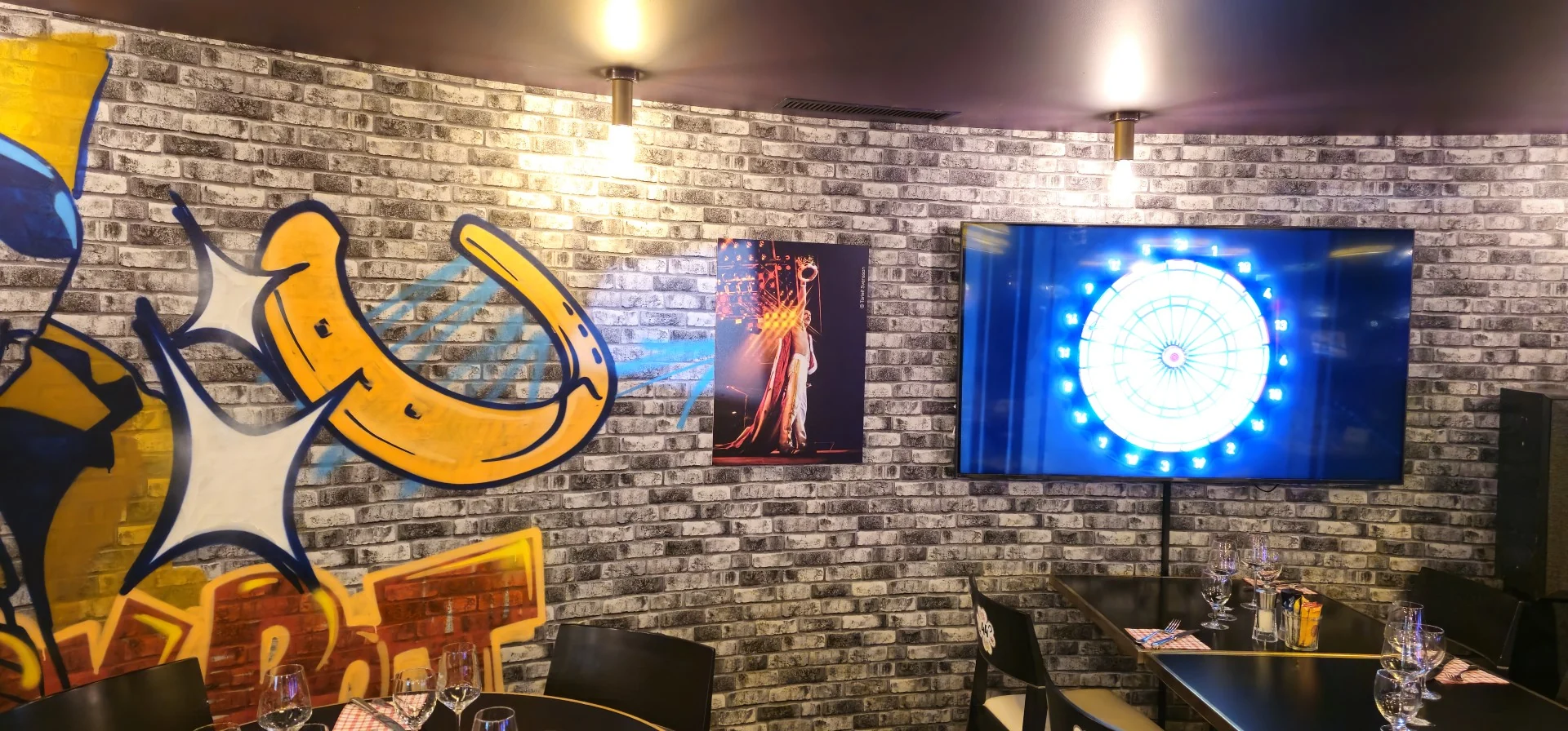 Area del Lucky Bar con le fotografie dedicate ai Queen e a Freddie Mercury esposte nel contesto della mostra Meet the Legends