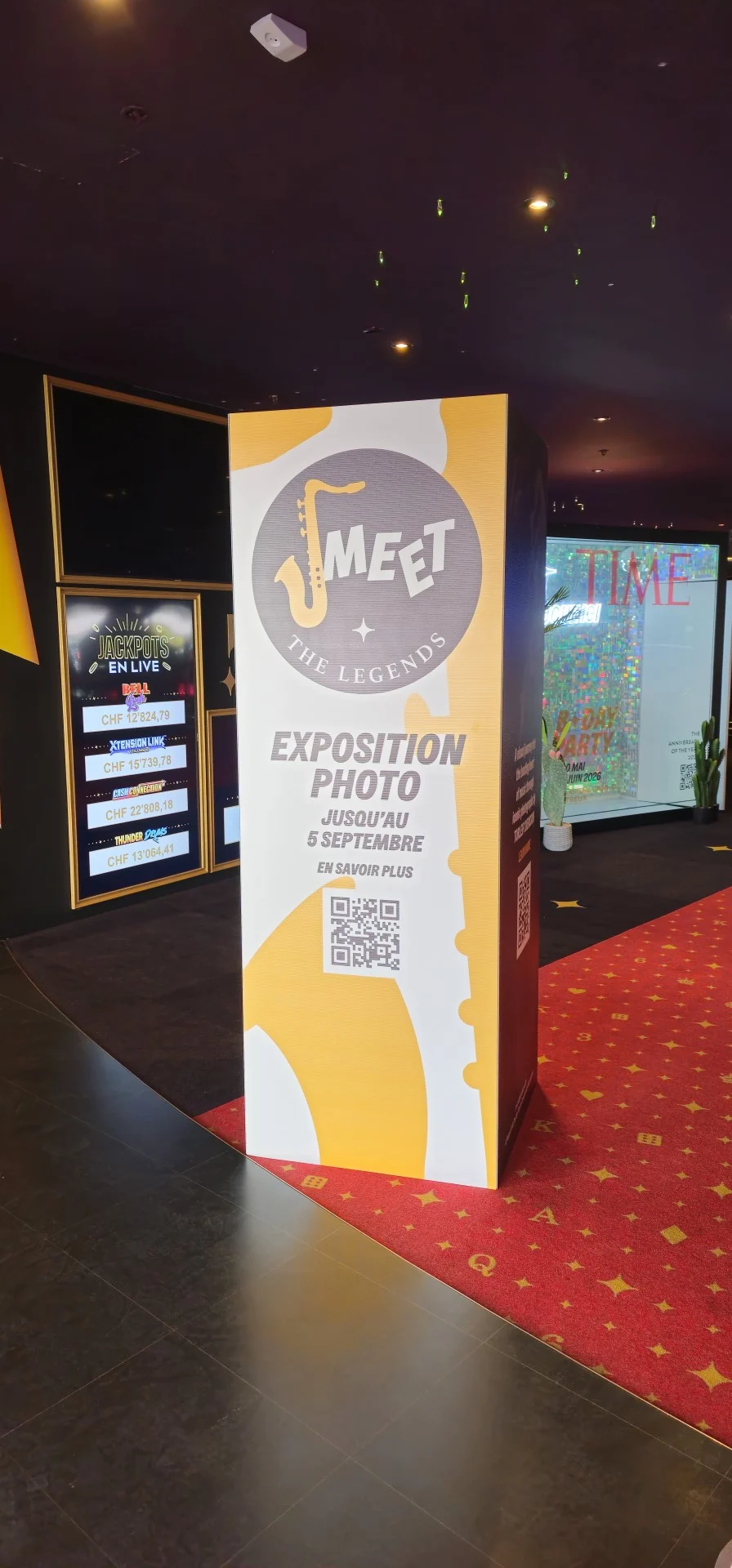 Totem Meet the Legends installato nell’area d’ingresso del Casino Barrière Montreux, parte della comunicazione onsite della mostra