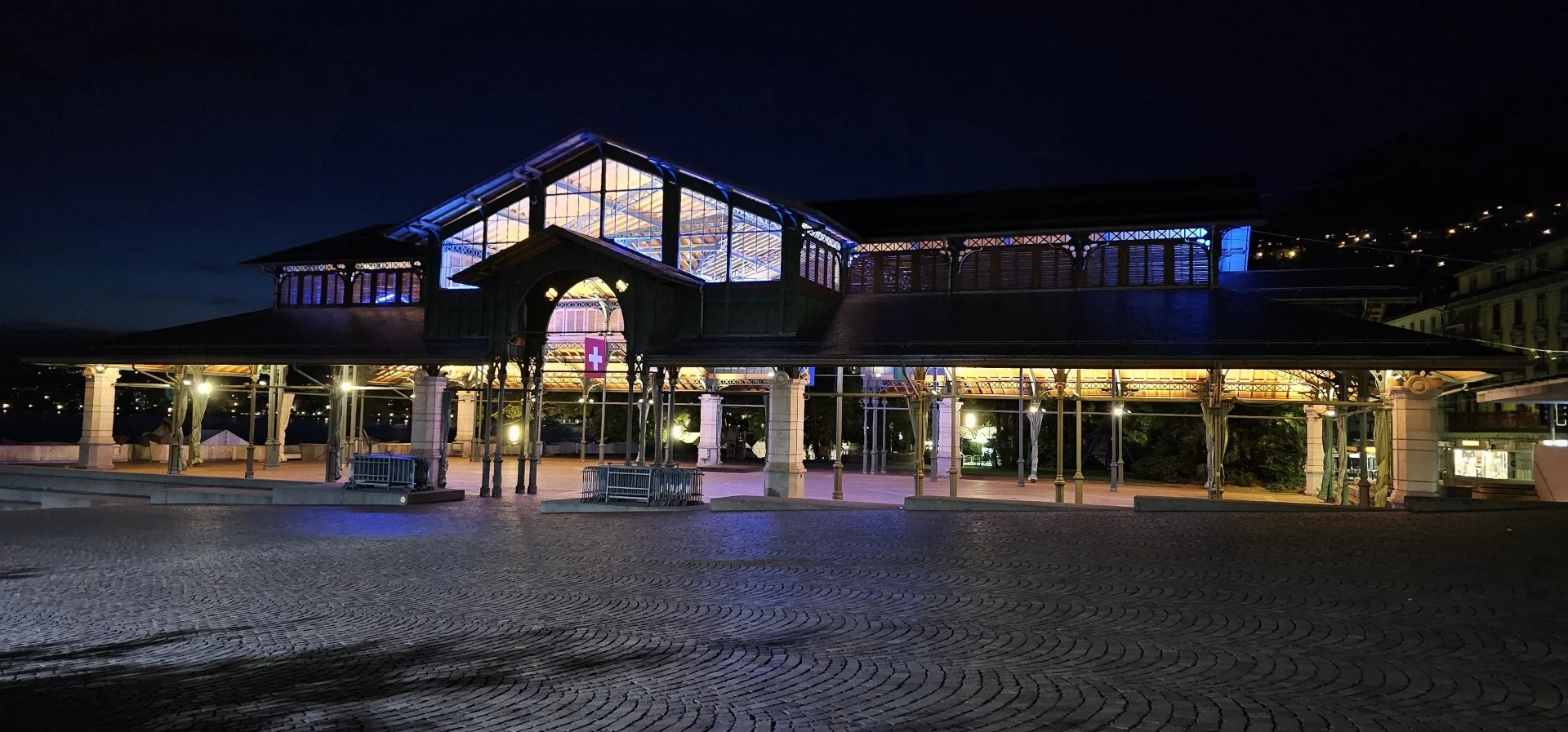 Facciata esterna notturna del Casino Barrière Montreux, sede della mostra Meet the Legends sul lungolago di Montreux