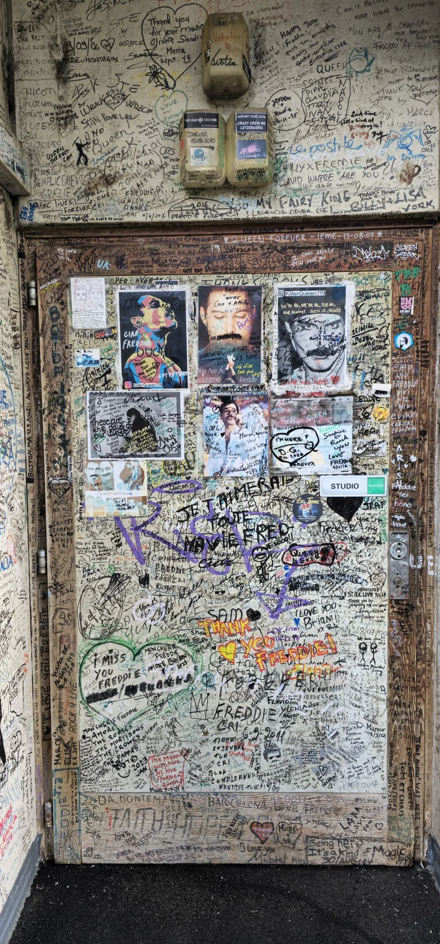 Dettaglio dell’ingresso degli storici Mountain Studios, con tracce e segni lasciati dai visitatori del luogo simbolico dei Queen a Montreux